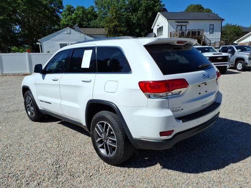Bright White Clearcoat 2019 Jeep Grand Cherokee Laredo