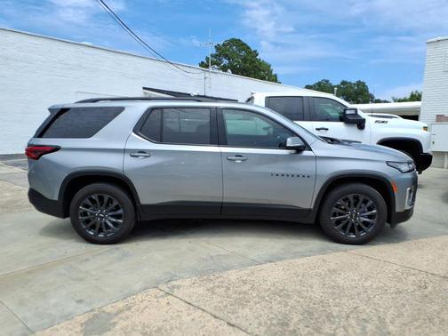 Sterling Gray Metallic 2023 Chevrolet Traverse RS