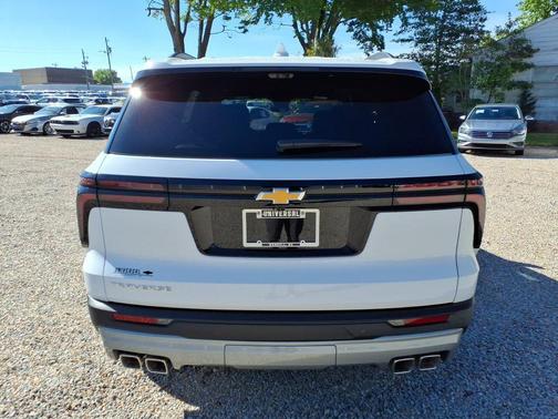 Summit White 2026 Chevrolet Traverse LT