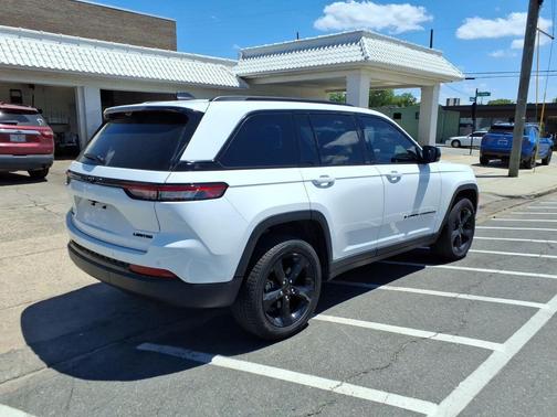 Bright White Clearcoat 2025 Jeep Grand Cherokee Limited