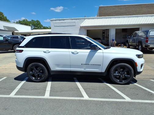 Bright White Clearcoat 2025 Jeep Grand Cherokee Limited