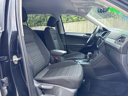 Deep Black Pearl 2024 Volkswagen Tiguan 2.0T S