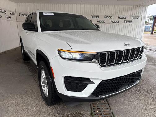 Bright White Clearcoat 2023 Jeep Grand Cherokee Laredo