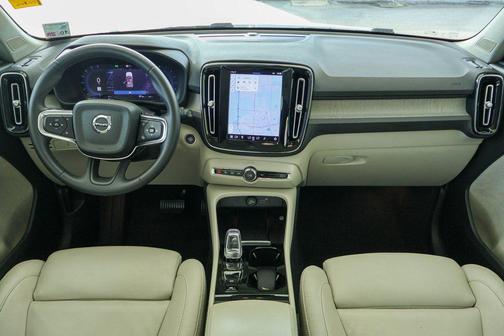 2024 Volvo XC40 B5 Plus Bright Theme