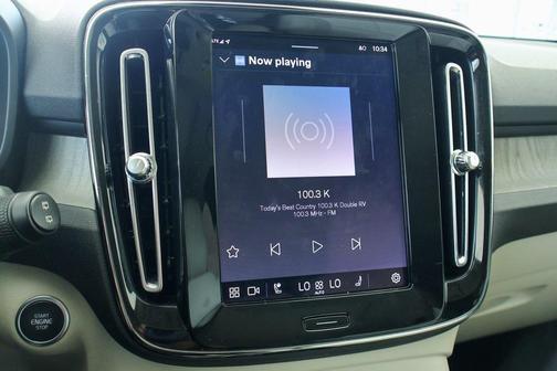 2024 Volvo XC40 B5 Plus Bright Theme