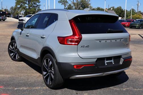 2024 Volvo XC40 B5 Plus Bright Theme