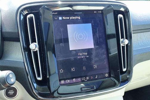 2024 Volvo XC40 B5 Plus Bright Theme
