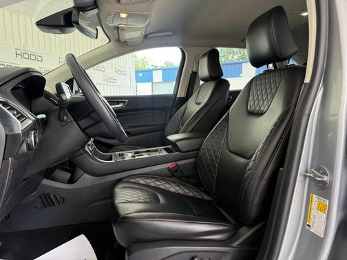 Iconic Silver Metallic 2024 Ford Edge Titanium