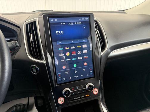 Iconic Silver Metallic 2024 Ford Edge Titanium