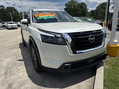 Pearl White Tricoat 2024 Nissan Pathfinder SV 4WD