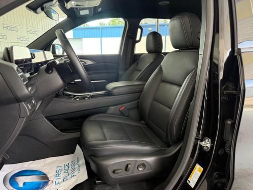 Mosaic Black Metallic 2026 Chevrolet Traverse LT