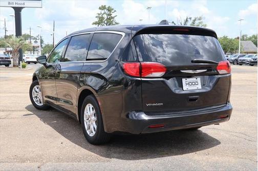 2022 Chrysler Voyager LX