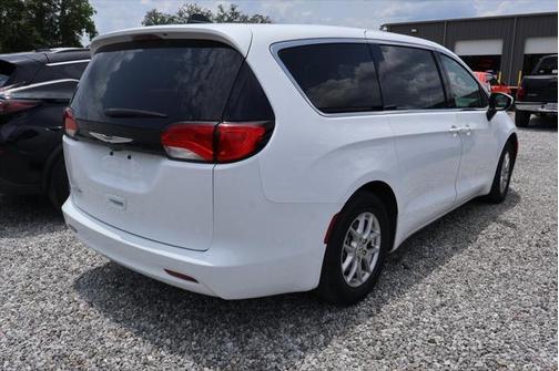 2022 Chrysler Voyager LX