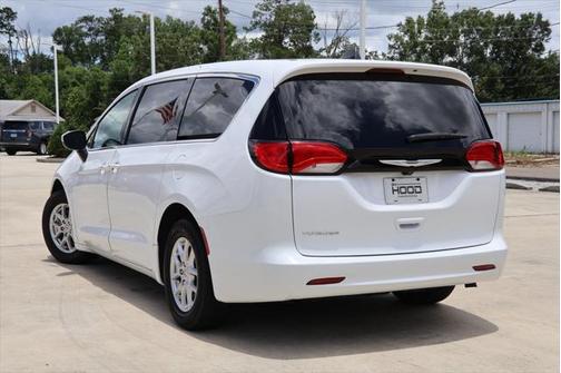 2022 Chrysler Voyager LX