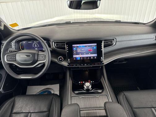 Diamond Black Crystal Pearlcoat 2024 Jeep Wagoneer Series II 4x2