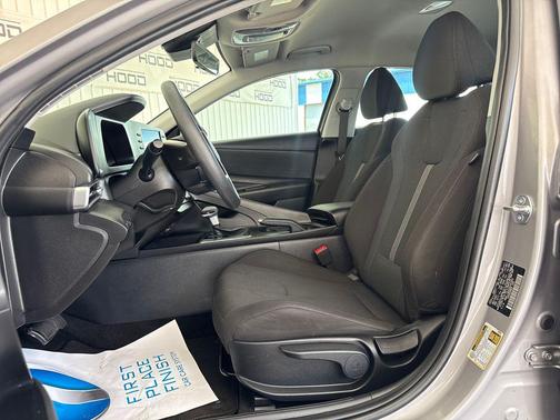 Fluid Metal 2025 Hyundai ELANTRA SE