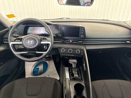 Fluid Metal 2025 Hyundai ELANTRA SE
