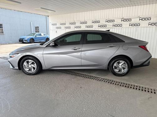Fluid Metal 2025 Hyundai ELANTRA SE