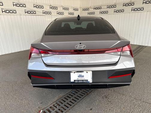 Fluid Metal 2025 Hyundai ELANTRA SE