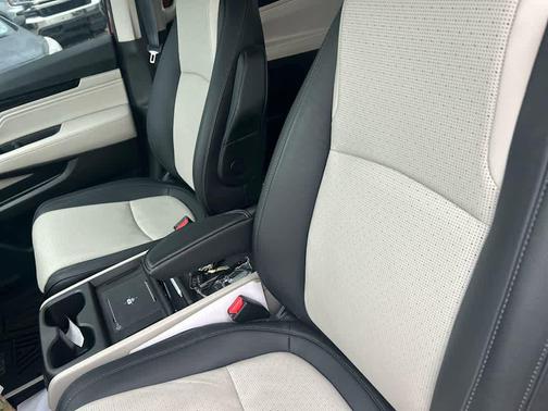 Radiant Red Metallic II 2025 Honda Odyssey Elite