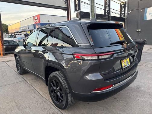 Baltic Gray Metallic Clearcoat 2023 Jeep Grand Cherokee Limited