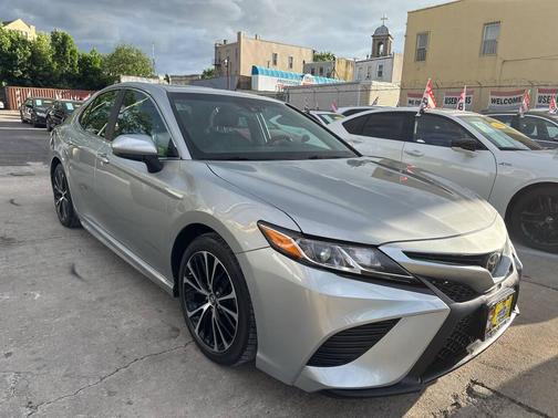 Celestial Silver Metallic 2018 Toyota Camry SE
