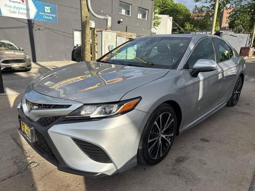 Celestial Silver Metallic 2018 Toyota Camry SE