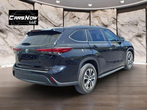 Black 2021 Toyota Highlander XLE