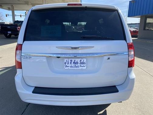 2016 Chrysler Town & Country S