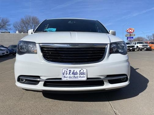 2016 Chrysler Town & Country S