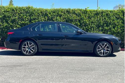 2025 BMW 740 i