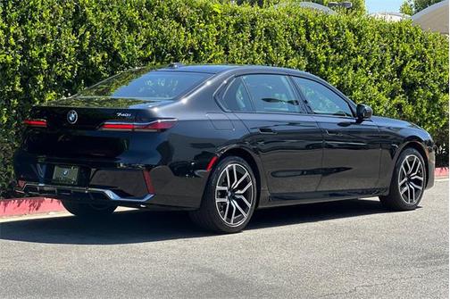 2025 BMW 740 i