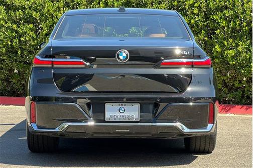 2025 BMW 740 i