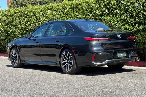 2025 BMW 740 i