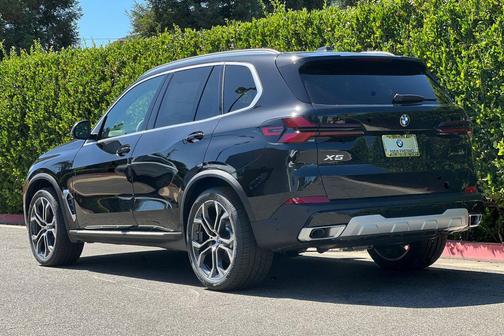 Black Sapphire Metallic 2026 BMW X5 xDrive40i