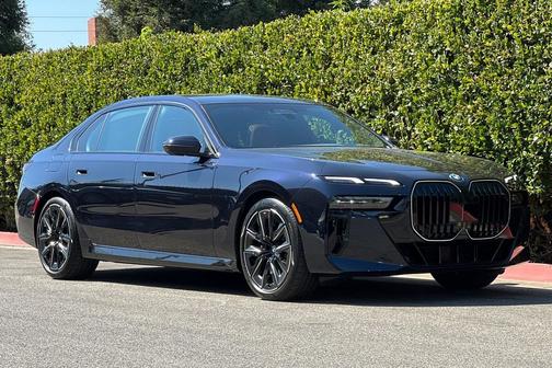 2025 BMW 740 i