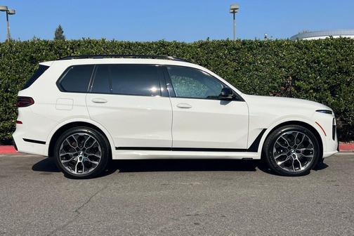 2025 BMW X7 M60i