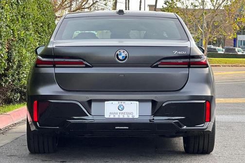 2026 BMW 740 740i