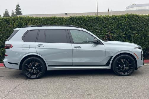 2023 BMW X7 M60i