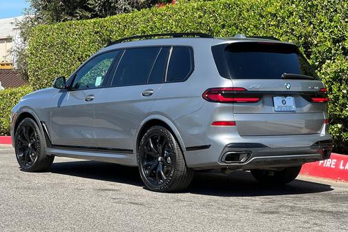 Gray Metallic 2024 BMW X7 xDrive40i