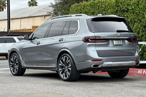 Gray 2024 BMW X7 xDrive40i