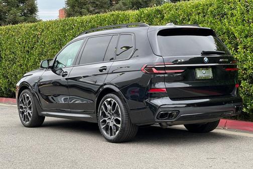 Black Sapphire Metallic 2023 BMW X7 M60i
