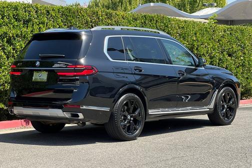 Black Sapphire Metallic 2026 BMW X7 xDrive40i