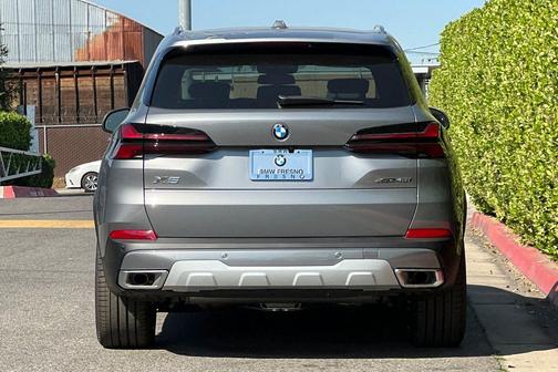 Skyscraper Grey Metallic 2026 BMW X5 xDrive40i