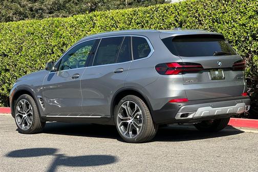 Skyscraper Grey Metallic 2026 BMW X5 xDrive40i