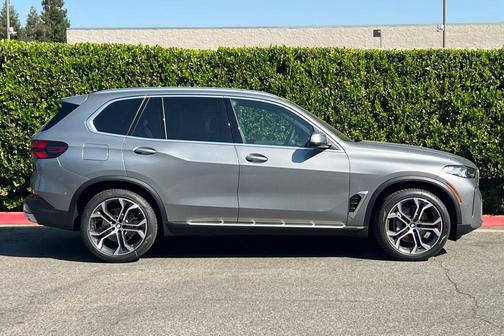 Skyscraper Grey Metallic 2026 BMW X5 xDrive40i