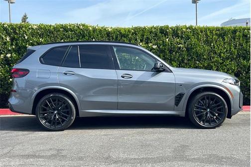 2025 BMW X5 M60i