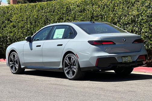 2025 BMW 740 i