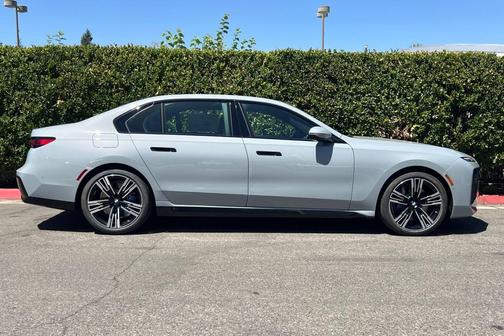2025 BMW 740 i