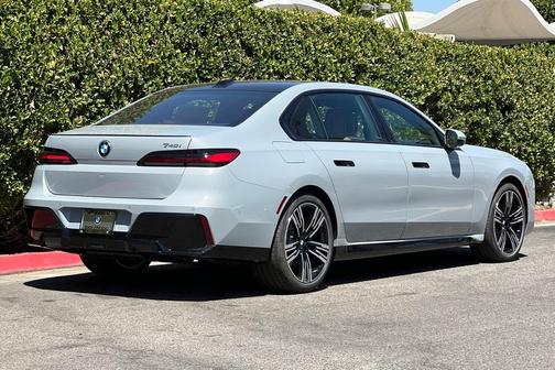 2025 BMW 740 i